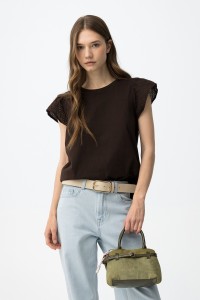 T-shirt damski z ozdobnym rękawkiem i półokrągłym dekoltem + kolory